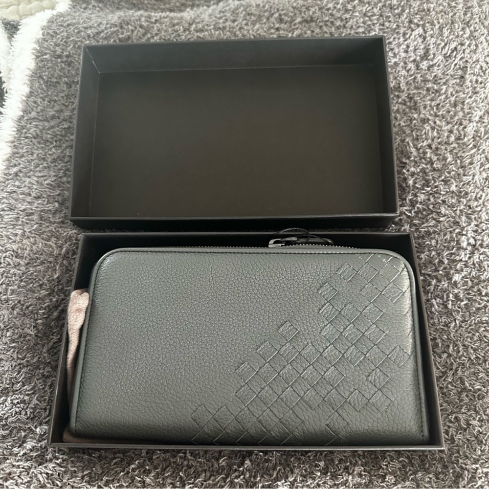 BOTTEGA VENETA zip around wallet in graphite - Authentic